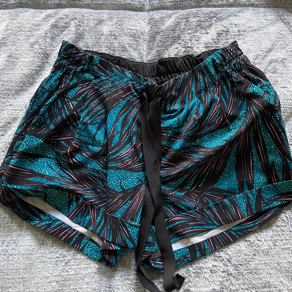 Lululemon spring breaker short sz 6